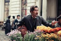 In 80 Tagen um die Welt – In Paris hat Phileas Fogg (David Tennant) die Reporterin Abigail Fix, die ihn begleitet, und die die Tochter seines guten Freundes Bernard Fortescue ist, aus den Augen verloren und sucht nach ihr.