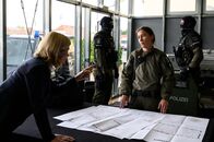 SOKO Stuttgart – Abwarten oder eingreifen? Die SEK-Beamten (Komparsen) sind bereit, einen Geiselnehmer zu überwältigen, doch Martina Seiffert (Astrid M. Fünderich, l.) und SEK-Einsatzleiterin Lena Kruse (Katja Bürkle, M.) diskutieren über die richtige Strategie.