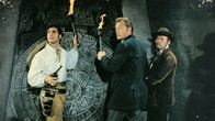Die Pyramide des Sonnengottes – Der deutsche Arzt Dr. Karl Sternau (Lex Barker, M.) und seine Begleiter Graf Alfonso (Gérard Barray, l.) und André Hasenpfeffer (Ralf Wolter, r.) werden von den Banditen erpresst, das Geheimnis um den Aztekenschatz zu lüften.