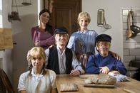 Switch Reloaded – Einsatz für die Super Nanny (Susanne Pätzold, hinten l.) in Lönneberga: Michel (Bernhard Hoëcker, r.) treibt seine Eltern (Petra Nadolny, 2.v.r. und Peter Nottmeier, M.) in den Wahnsinn ?
