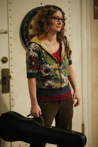 The Big Bang Theory – Bittet Leonard im Streichquartett der Physiker mitzuspielen: Leslie (Sara Gilbert) ...