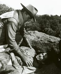 El Dorado – Cole (John Wayne, kniend) hat einen Warnschuß von Luke MacDonald für einen Angriff gehalten und zurückgefeuert. Er hat Luke (Johnny Crawford) schwer verwundet.