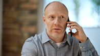 Die Eifelpraxis – Chris (Simon Schwarz) macht sich Sorgen um seinen Patienten.