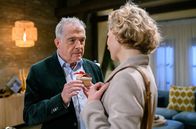Sturm der Liebe – André (Joachim Lätsch, l.) macht Bettina (Natalie Hünig, r.) ein Geschenk.