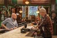 Extended Family – Jim Kearney (Jon Cryer, l.); Bobby Kearney (Lenny Clarke, r.)
