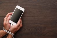 Smartphone Zombies – Männliche Hände und Smartphone. Abhängigkeit von Internet und sozialen Netzen