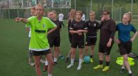 TickTack - Tu was! – In Deutschland engagieren sich rund 30 Millionen Menschen ehrenamtlich, z. B. im Sport. Lisa und Lena besuchen ihren alten Verein Oppenweiler-Strümpfelbach und suchen nach den stillen Helden, die für den Betrieb unersetzlich sind. Jede Mannschaft braucht klare Ansagen. Lena bei der Trainer-Challenge.