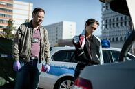 Schneller als die Angst – Sunny (Friederike Becht) und Markus (Christoph Letkowski) entdecken im Kofferraum eine weitere Leiche.