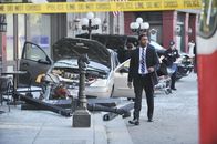 Castle – Matt Hendricks (Jocko Sims) nimmt den Unfallort genau unter die Lupe ...
