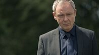 Detective Grace – DS Roy Grace (John Simm) sieht sich mit einem perfiden Entführer konfrontiert, der seine Opfer in Kisten sperrt und mit Brandzeichen markiert, bevor er sie tötet.