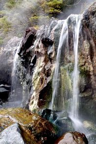 Wilde Inseln – Heißes, mineralienreiches Quellwasser strömt aus einer Felsspalte.