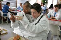 Scrubs - Die Anfänger – Mein Sinn für Humor: J.D. (Zach Braff, r.) und Turk (Donald Faison, l.) ...