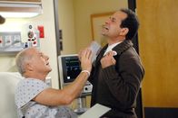 Monk – Als Monk (Tony Shalhoub, re.) Dr. Scott (Dan Butler) mit seinem Verdacht konfrontiert, reagiert dieser äußerst rabiat.