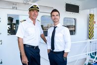 Das Traumschiff – Das Traumschiff - Tansania Der Kapitän und sein Offizier: Sascha Hehn als Kapitän Burger, Florian Silbereisen als Offizier Barner Copyright: SRF/ZDF/Dirk Bartling