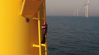 pur+ – Moderator Eric Mayer darf - nach erfolgreichem Absolvieren eines knallharten Überlebenstrainings - rein in den Offshore-Windpark und rauf aufs Windrad.