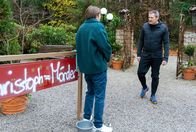 Sturm der Liebe – Christoph (Dieter Bach, r. mit Lukas Leibe, l.) setzt die Schmähschmiererei zu.
