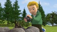 Feuerwehrmann Sam – James versucht mit Feuersteinen ein Lagerfeuer anzuzünden. Ob das gut geht?