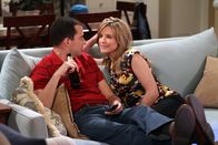 Two and a Half Men – Als Zoey und ihre Tochter Ava bei Walden einziehen, heißt es für Alan (Jon Cryer, l.), vorübergehend Abschied zu nehmen. Um nicht auf der Straße zu sitzen, quartiert er sich so lange bei Lyndsey (Courtney Thorne-Smith, r.) ein ...