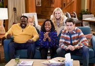 The Neighborhood – (v.l.n.r.) Calvin Butler (Cedric the Entertainer); Tina Butler (Tichina Arnold); Gemma Johnson (Beth Behrs); Dave Johnson (Max Greenfield)