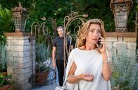 Sturm der Liebe – Alexandra (Daniela Kiefer, v.) erfährt alarmiert, dass Markus nie in Frankfurt angekommen ist, was Christoph (Dieter Bach, h.) belauscht.