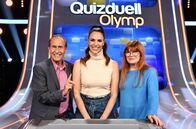 Quizduell-Olymp – Moderatorin Esther Sedlaczek (M.) mit den Kandidaten des Teams "Melodie": Michael Holm (l.) und Katja Ebstein (r.).