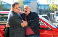 In aller Freundschaft – Als Hans-Peter Brenner (Michael Trischan, li.) morgens zur Klinik kommt, fällt ihm Hans Dallwitz (Peter Rauch, re.) auf, der auf dem Weg zu seinem Auto vor Schmerzen fast zusammenbricht.