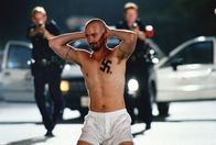 American History X – Derek Vinyard (Edward Norton, vorne), ein rassistischer Skinhead, erschießt zwei Schwarze, als sie sein Auto stehlen wollen ...