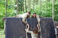 neoriginal: Pumpen – Bringt das Teambuildingevent Papis (Tino Führer, l.) und Flora (Lo Rivera, r.) dazu, ihren Streit zu beenden und gemeinsam Shae (Taynara Silva-Wolf, M.) zu helfen?