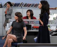 How I Met Your Mother – Während sich Ted in Lilys Schwangerschaft einmischt, kommt Robin (Cobie Smulders, 2.v.l.) nicht damit klar, dass Nora (Nazanin Boniadi, r.) und Barney so verliebt sind ...