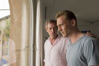 The Night Manager – Richard Roper (Hugh Laurie, l.); Jonathan Pine (Tom Hiddleston, r.)