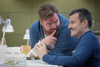 Im Knast – Dem Grafen (Manuel Rubey, r.) erscheint der tote Manni (Tristan Seith,l.) und befreit ihn so vom schlechten Gewissen.