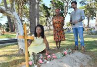 Das Traumschiff – Kapitän Max Parger (Florian Silbereisen, r.) findet Lea Bremer (Melodie Wakivuamina, l.) nach langer Suche in Begleitung von Malaika Balewa (Motsi Mabuse, M.) auf einem Friedhof.
