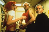 Das fünfte Element – Leeloo (Milla Jovovich, l.), Cornelius (Ian Holm, r.) und Korben (Bruce Willis, M.) sind entschlossen, die vier rettenden Steine in ihren Besitz zu bringen. Mutig nehmen sie den Kampf gegen das Böse auf ...
