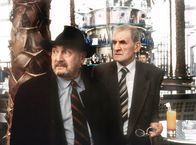 Tatort – Kommissar Ammond (Rolf Hoppe, links) möchte es auf jeden Fall vermeiden, in Begleitung des Spediteurs Schubert (Rainer Pigulla) gesehen zu werden.
