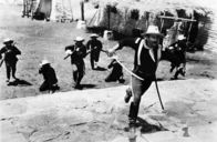 Rio Grande – An der Spitze seiner Soldaten stürmt Colonel Kirby Yorke (John Wayne in dem Film von John Ford " Rio Grande ") die Treppe empor, um die von Indianern geraubten Kinder zu retten.