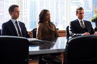 Suits – Jessica (Gina Torres, M.), Harvey (Gabriel Macht, r.) und Mike (Patrick J. Adams, l.) stellen sich gemeinsam der Klage gegen ihre Kanzlei. Während Hardman versucht, das Team zu spalten, demonstrieren sie Geschlossenheit.