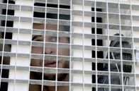 Jung hinter Gittern – Im Dokumentarfilm „Jung hinter Gittern“ hört das Drehteam den jugendlichen Straftätern zu. Vielleicht lässt sich so begreifen, was diese Art des Strafvollzugs letztendlich für die Gesellschaft bedeutet.