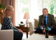 Auf der Straße – Walter Berger (Günter Junghans) möchte seiner Frau Hanna (Christiane Hörbiger) endlich beichten, wie schlecht es wirklich um sein Geschäft steht.