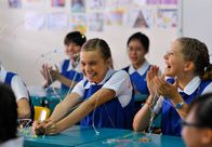 Emm@s Ch@troom – Ally (Marny Kennedy) und Emma (Sophie Karbjinski, re.) werden von ihrer Klasse in Singapur verabschiedet.