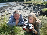 Licht über dem Wasser – Robert (Filip Peeters) führt die vermeintliche Ornithologin Carolin (Gesine Cukrowski) zu seltenen Nistplätzen.