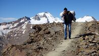 Die Geschichte des Essens mit Christian Rach – Schon Kaiser Nero trank gerne Sirup "on the rocks". Hier schlägt Christian Rach Eisbrocken aus dem Gletscher und trägt sie anschließend, wie einst die Eisschnell-Läufer Roms, ins Tal