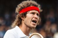 McEnroe – Hält Wimbledon Pokal: John McEnroe (jung)