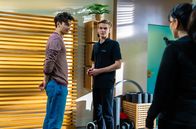 Sturm der Liebe – Vor Lale (Yeliz Simsek, r.) versöhnen sich Leo (Aurel Klug, M.) und Elias (Orlando Lenzen, l.).