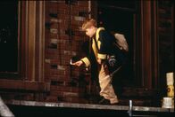Kevin - Allein in New York – Kevin McCallister (Macaulay Culkin) steigt ins falsche Flugzeug und muss nun Weihnachten allein in New York verbringen. Dort trifft er wieder auf die Ganoven Harry und Marv, die mit ihm noch eine Rechnung offen haben. Doch Kevin weiß sie zu wehren ...