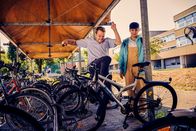 neoriginal: Like a Loser – Ein beherzter Tritt gegen dessen Fahrrad ist der Startschuss für die Rache von Julian (Ben Münchow, l.) und Ernst (Diyar Ilhan, r.) an Mobbingtäter Jannik.