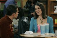 Two and a Half Men – Alan (Jon Cryer, l.) ist von Rose (Melanie Lynskey, r.) total begeistert ...