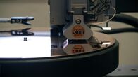 Industrie 4.0 – GZ Media produziert Vinylschallplatten per Direct Metal Mastering. Der Schneidestichel schneidet die Tonspur dabei in eine kupferbeschichtete Edelstahlplatte.
