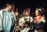 Hans im Glück – Sieben Lehrjahre in der Mühle sind genug: Hans (Andreas Bieber, Mitte) will wieder nach Hause. Nur ungern lassen ihn der Müller (Günter Naumann, links) und die Müllerstochter (Marlene Meyer-Dunker) ziehen.