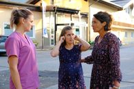 Lena Lorenz – Regine Moosleitner (Ulrike Folkerts, r.) befürchtet, dass ihre Tochter Alina (Anne-Marie Lux, M.) nicht in der Lage sein wird, ihr Baby selbst zu versorgen. Lena Lorenz (Judith Hoersch) kann die Bedenken verstehen, möchte aber helfen, dass Alina das Kind behalten kann.