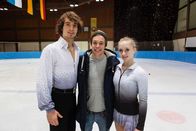 Checker Tobi – Checker Tobi (Mitte) mit dem Eiskunstlaufpaar Annabelle Prölß und Ruben Blommaert